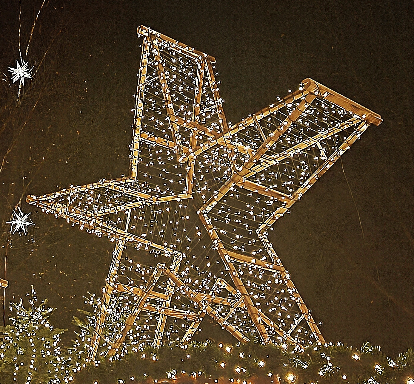 Ein Stern aus Holz mit vielen kleinen Lämpchen