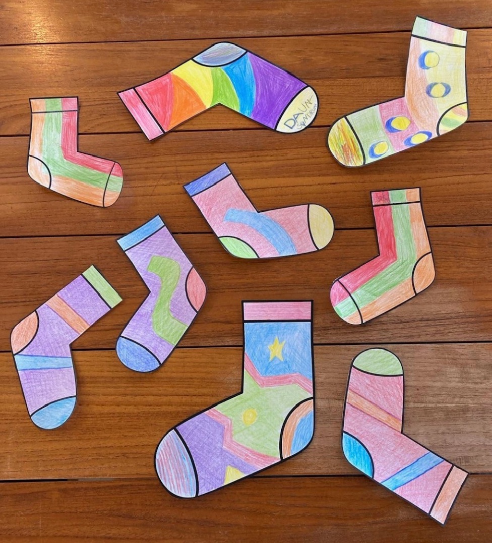 Bunt angemalte Socken liegen auf einem Tisch