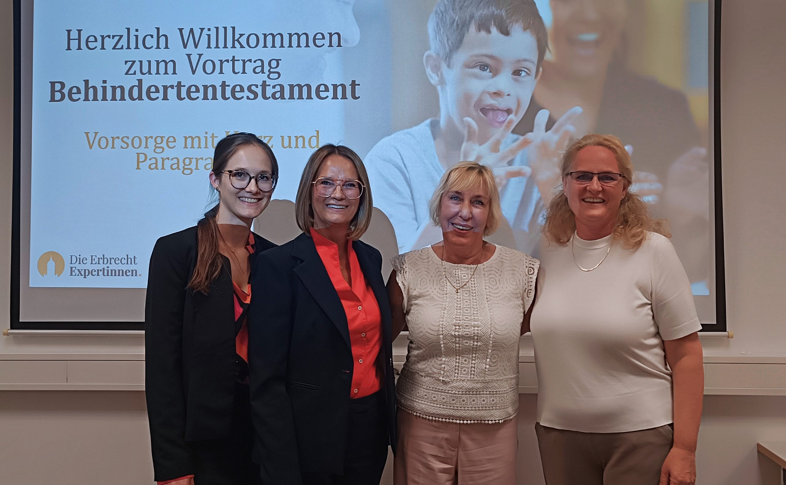 Behindertentestatment_Vortrag Foto von links nach rechts Frau Lama Lois, Frau Mundanjohl, Frau Nennstiel, Frau Busch NRD